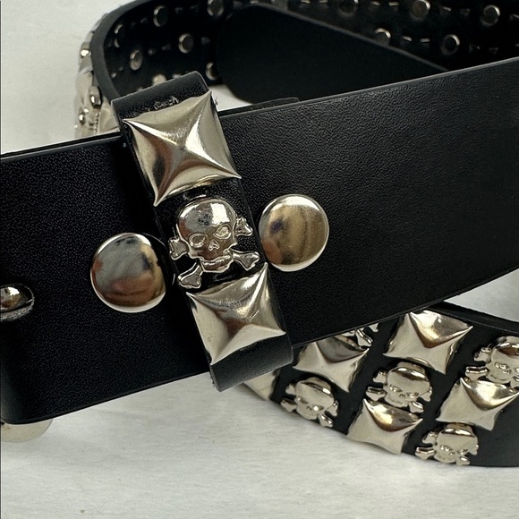 Hot Topic Skulls & Crossbones Three Row Pyramid Stud Belt Sz S main image 7